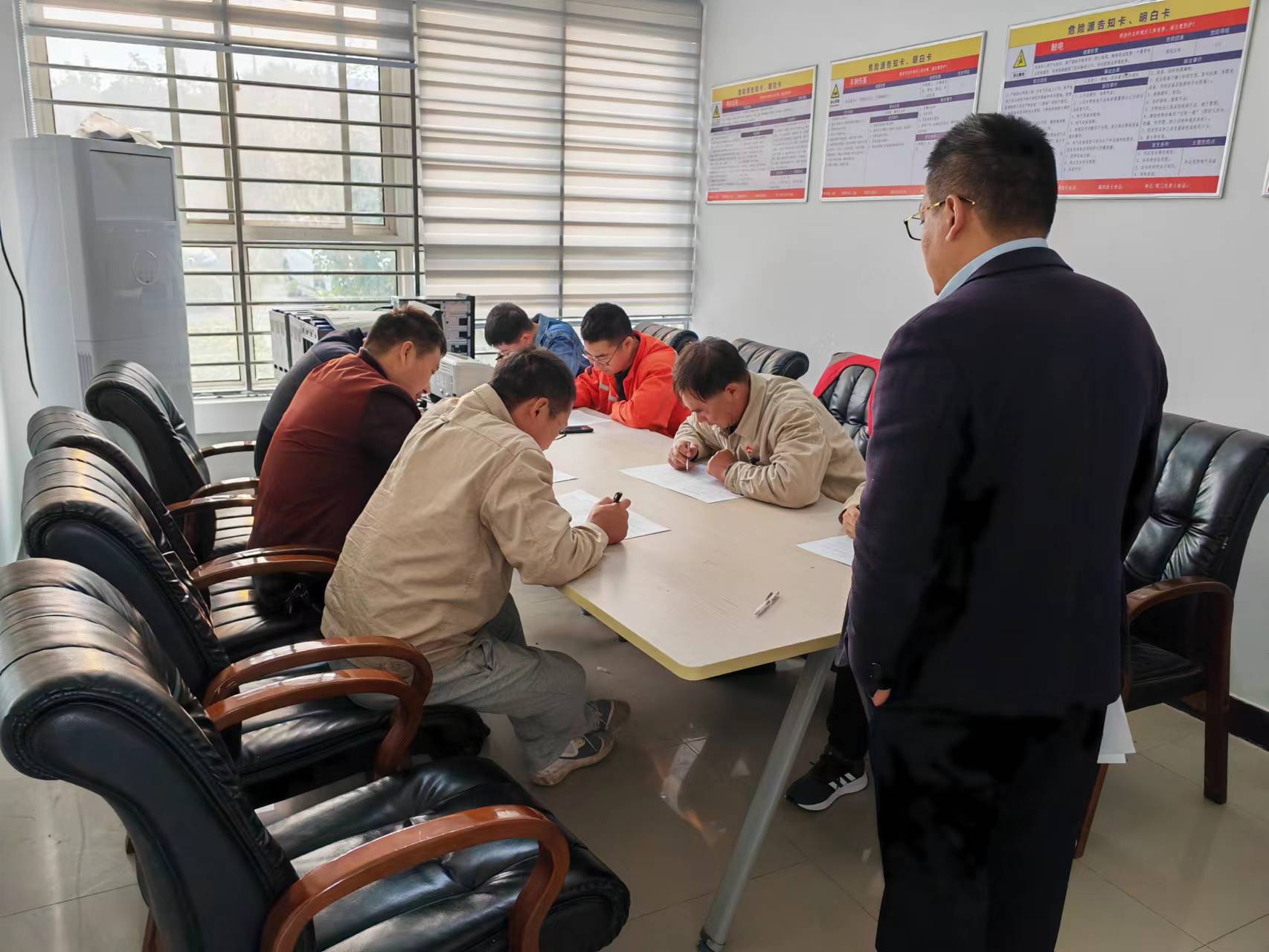 1667809237274080029.jpg 徐南供電所開展“百日攻堅”安全培訓學習活動.jpg